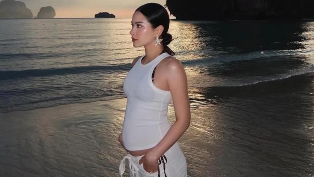 7 Artis Cantik Sedang Hamil, akan Melahirkan Tahun 2026