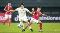 Pemain Timnas Indonesia U-19,&nbsp;Arkhan Fikri&nbsp;berebut bola dengan pemain Timnas Thailand U-19, Sittha Boonlha dalam pertandingan babak penyisihan Grup A Piala AFF U-19 yang berlangsung di Stadion Patriot Candrabhaga, Bekasi, Rabu (6/7/2022). (Bola.com/Bagaskara Lazuardi)