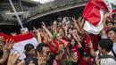 Suporter Indonesia bernyanyi bersama sebelum menyaksikan laga melawan Malaysia di Stadion Shah Alam, Selangor, Sabtu, (26/8/2017). Indonesia akan menghadapi Malaysia pada laga semifinal sepak bola SEA Games 2017. (Bola.com/Vitalis Yogi Trisna)