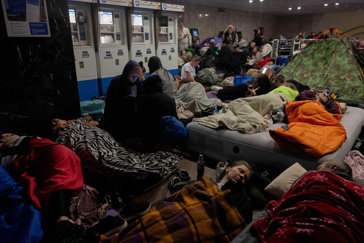 FOTO: Warga Kyiv Berlindung di Stasiun Metro Saat Alarm Serangan Udara Rusia Berbunyi