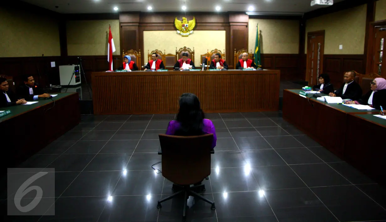 Ketua Majelis Hakim, Sumpeno memimpin jalannya sidang perdana kasus korupsi proyek Kementerian PUPR dengan terdakwa mantan anggota DPR dari Fraksi PDIP, Damayanti Wisnu Putranti, di Pengadilan Tipikor, Jakarta, Rabu (8/6). (Liputan6.com/Helmi Afandi)