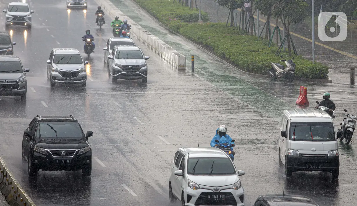 Sejumlah kendaraan melintas di tengah hujan lebat di kawasan Jalan Sudirman, Jakarta, Selasa (29/6/2021). Hujan dan hawa dingin di musim kemarau karena ada gangguan atmosfer 'Indian Ocean dipole mode' yang masih negatif serta diperkirakan terjadi hingga akhir Juni. (Liputan6.com/Faizal Fanani)