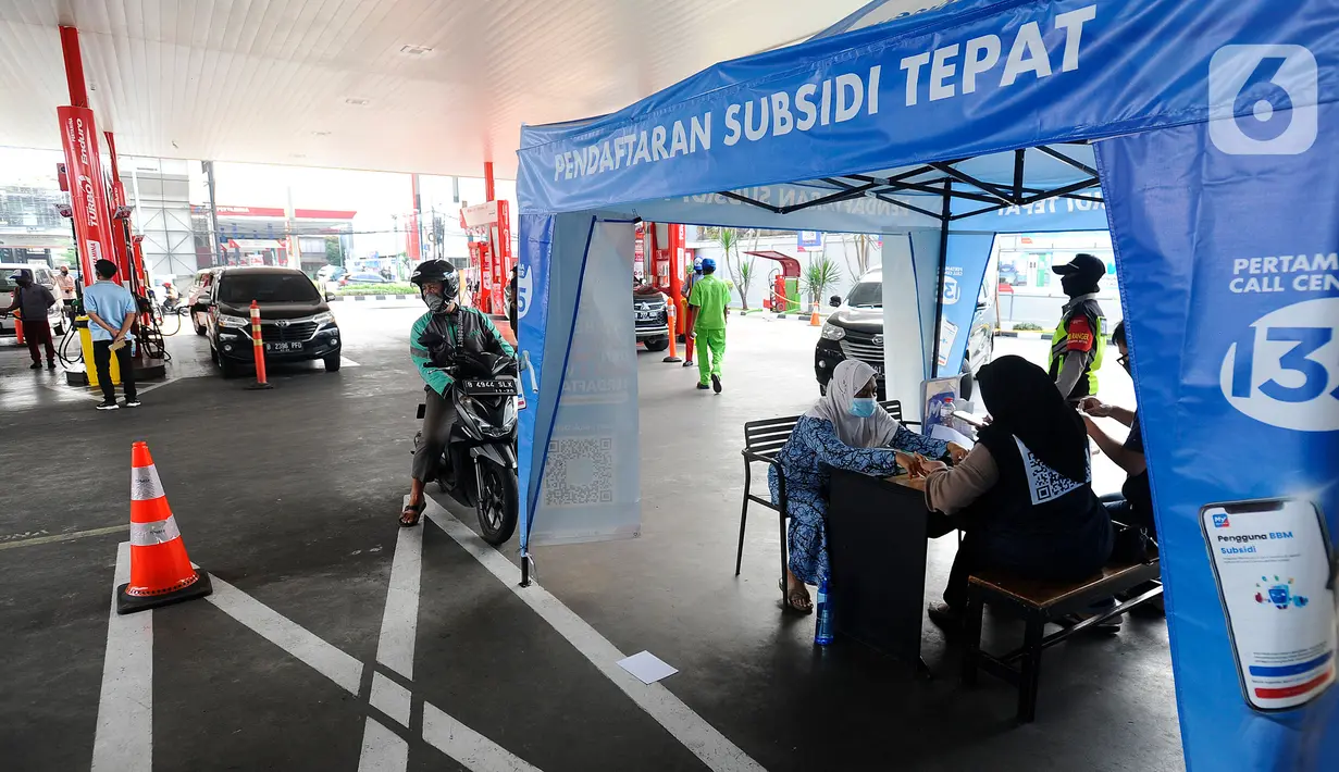 Petugas melayani warga yang mendaftar untuk pembelian bahan bakar minyak (BBM) jenis Pertalite dan Solar subsidi untuk kendaraan roda empat di SPBU Pertamina 31.124.02 di kawasan Fatmawati, Jakarta, Rabu (27/7/2022). PT Pertamina (Persero) mencatat 80 persen kendaraan yang didaftarkan mengkonsumsi BBM jenis Pertalite. (merdeka.com/Arie Basuki)