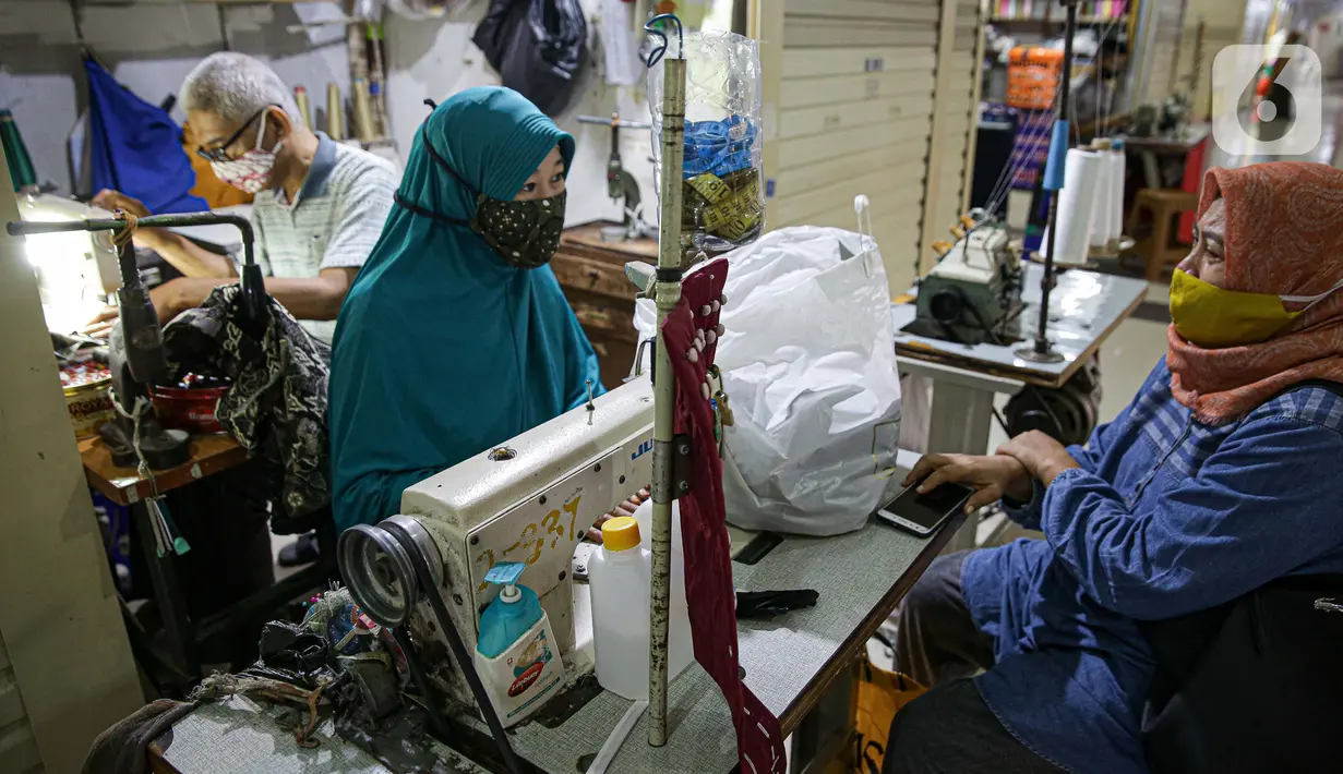Penjahit melayani pelanggan di Pasar Mayestik, Jakarta, Selasa (11/5/2021). Menjelang Lebaran, pesanan jahitan turun sebesar 50 persen akibat pandemi COVID-19 serta larangan pemerintah terkait mudik luar kota dan mudik lokal. (Liputan6.com/Faizal Fanani)