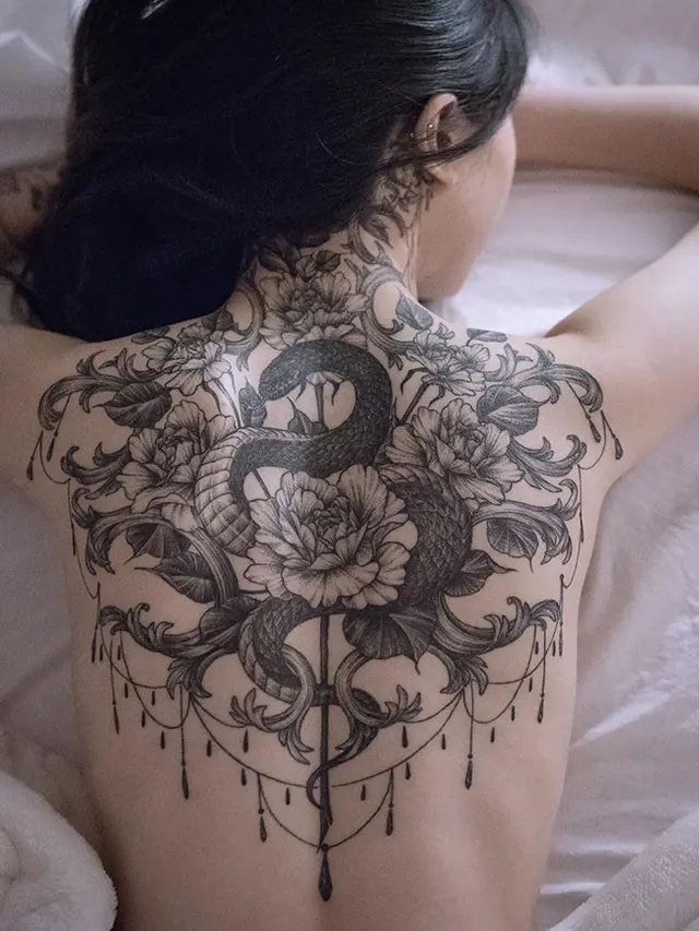 7 Potret Tato Besar di Punggung Ini Keren Banget