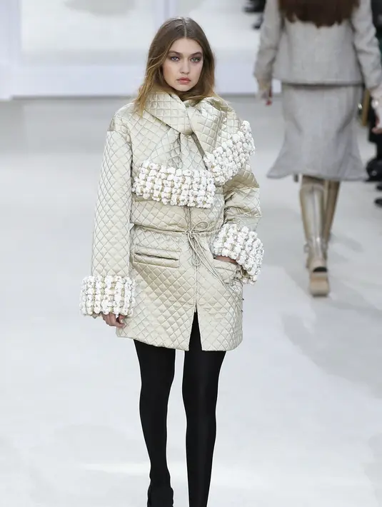 Kepiawaiannya didunia model, Gigi Hadid sangat menawan ketika ia menampilkan rancangan desainer papan atas di acara 'Chanel Fashion Show Paris'. (AFP/Bintang.com)