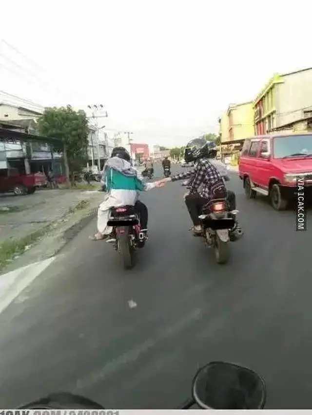7 Potret Nyeleneh Orang Pacaran di Tempat Umum, Ada yang di Atas Pohon