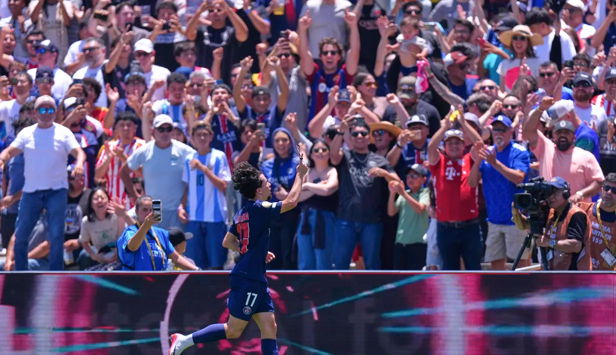 Pemain PSG, Vitinha, melakukan selebrasi setelah mencetak gol ke gawang Atletico Madrid dalam laga pembuka Grup B Piala Dunia Antarklub 2025 di Stadion Rose Bowl, Pasadena, Senin (16/6/2025) dini hari WIB. (AP Photo/Mark J. Terrill)