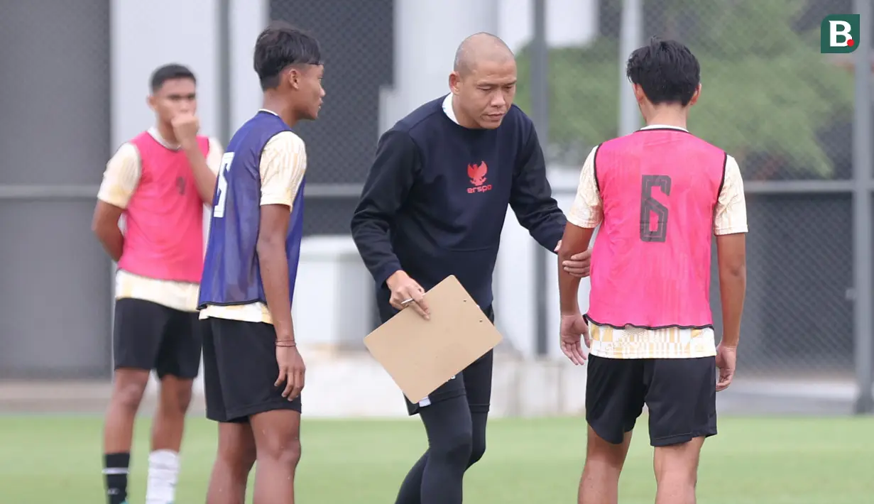 Tim Nasional Indonesia U-16 yang dipersiapkan untuk ajang Piala AFF U-16 menggelar latihan di lapangan latihan Jakarta International Stadium (JIS), pada Minggu (31/03/2024) sore. Latihan yang merupakan rangkaian dari pemusatan latihan (TC) tahap kedua yang digelar sejak 28 Maret tersebut diikuti sebanyak 38 pemain. Pelatih Timnas U-16, Nova Arianto terlihat sangat tegas ketika memimpin anak asuhnya berlatih. Pelatih berusia 44 tahun itu memberikan arahan yang tegas dengan suara yang menggelegar. (Bola.com/Abdul Aziz)