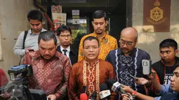 Mantan Wakil Menteri Hukum dan HAM, Denny Indrayana (tengah) memberikan pernyataan usai mengajukan nama saksi kepada penyidik di gedung Bareskrim Mabes Polri Jakarta, Senin (5/10/2015). (Liputan6.com/Helmi Fithriansyah)