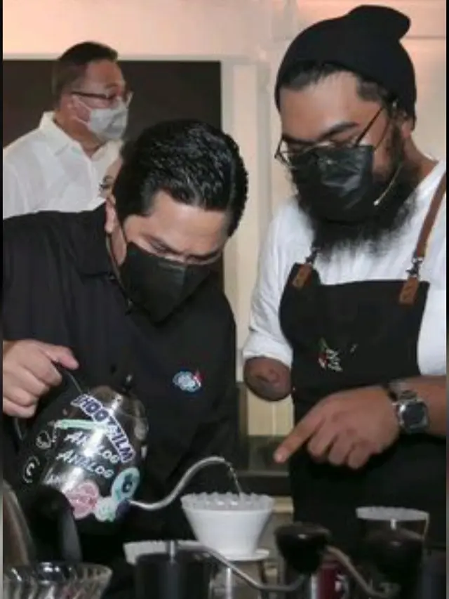 Menteri BUMN Erick Thohir jadi Barista di peresmian Pos Bloc