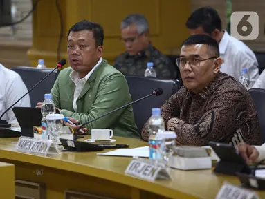 Menteri Agraria dan Tata Ruang/Kepala Badan Pertanahan Nasional (ATR/BPN), Nusron Wahid (tengah) dan Wakil Menteri ATR/BPN Ossy Dermawan (kanan) menyampaikan paparan pada rapat kerja bersama Komite I Dewan Perwakilan Daerah (DPD) RI di Kompleks Parlemen, Senayan, Jakarta, Selasa (11/2/2025). (Liputan6.com/Angga Yuniar)