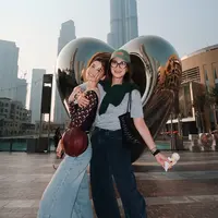 Luna Maya jadi salah satu public figure yang berani untuk tampil bare face di aktivitas sehari-hari. Seperti saat liburan bareng bestie ke Dubai baru-baru ini [@lunamaya]