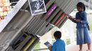 Sejumlah anak sedang membaca di perpustakaan mini 'Ayodya Script' di Taman Ayodya, Jaksel (22/12/2015). Dinas Pertamanan dan Pemakaman DKI Jakarta mengagendakan banyak kegiatan seni dan edukasi di setiap taman di Jakarta. (Liputan6.com/Helmi Afandi)
