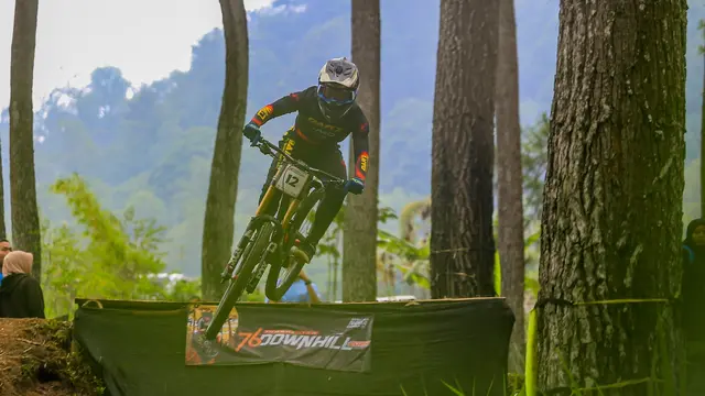 Aksi pembalap sepeda downhill di ajang Indonesian Downhill 2025
