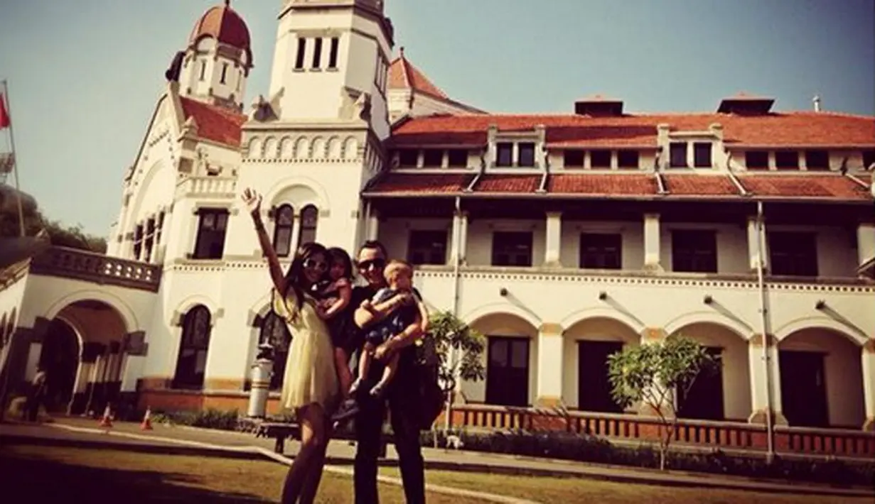 Selain mengunjungi Musemum Kereta Ambarawa, pasangan ini juga menyempatkan liburan ke Lawang Sewu, Semarang. (Bintang.com/twitter)