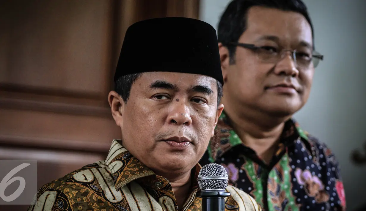 Ketua DPR RI Ade Komarudin memberikan keterangan usai pertemuan tertutup dengan Ketua Umum PDIP Megawati di Kediamannya Jalan Teuku Umar, Jakarta, Jumat (26/11). (Liputan6.com/Faizal Fanani)