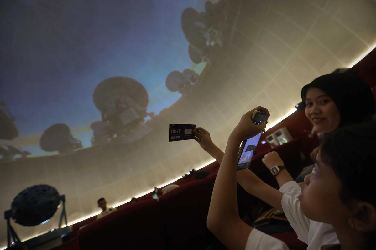 FOTO: Libur Natal Warga Kunjungi Planetarium Jakarta yang Kembali Dibuka