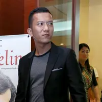 Salah satu pemeran dalam film Untukmu Angeline Teuku Rifnu Wikana bertemu orangtua Angeline Megawe untuk mendalami perannya. Ia berperan sebagai Santo, ayah kandung mendiang Angeline. (Galih W. Satria/Bintang.com)