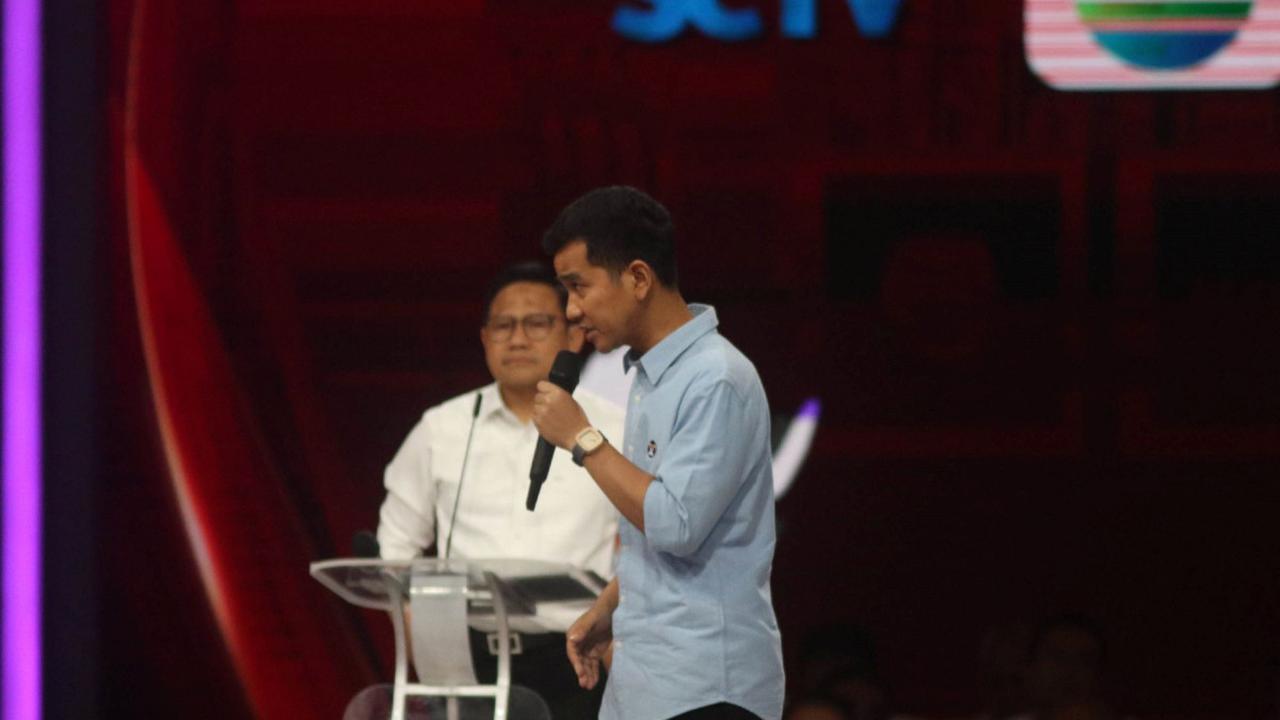 "Ini agak aneh ya, yang sering ngomongin LFP itu timses-nya tapi Cawapres-nya enggak paham LFP itu apa, kan aneh,"