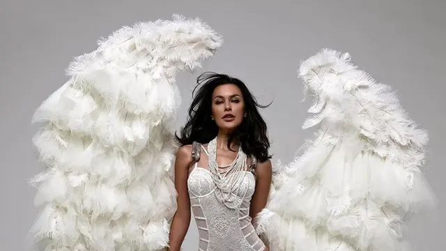 6 Penampilan Sophia Latjuba di Pemotretan Terbaru, Tetap Langsing di Usia 51 Tahun