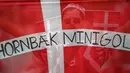 Seorang pendukung Denmark memegang bendera nasional selama pertandingan sepak bola perempat final UEFA EURO 2020 antara Republik Ceko dan Denmark di Stadion Olimpiade di Baku pada 3 Juli 2021. (AFP/Pool/Ozan Kose)