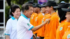 Wakil Presiden Jusuf Kalla didamping Menteri Kesehatan Nila Djuwita F. Moeloek saat menyematkan pin pada peserta jalan sehat saat Puncak Hari Kesehatan Nasional Ke-51 di Silang Monas, Jakarta, Minggu (6/12/2015). (Liputan6.com/Faizal Fanani)