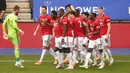 Para pemain Manchester United merayakan gol yang dicetak oleh Jesse Lindgard ke gawang Leicester City pada laga Premier League di Stadion King Power, Minggu (26/7/2020). Manchester United menang dengan dua gol tanpa balas. (Oli Scarff/Pool via AP)