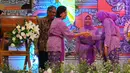 Menteri Keuangan Sri Mulyani (kiri) bersalaman saat membuka DhawaFest Pesona 2019 di Kementerian Keuangan, Jakarta, Rabu (8/5/2019). DhawaFest Pesona 2019 memamerkan berbagai produk Usaha Kecil dan Menengah (UKM). (Liputan6.com/Angga Yuniar)