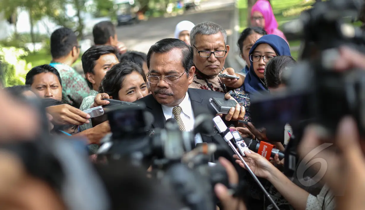 Jaksa Agung M Prasetyo berkeyakinan negara yang warganya dieksekusi mati tidak akan menarik duta besarnya karena menghormati hukum di Indonesia, Jakarta, Selasa (28/4/2015). (Liputan6.com/Faizal Fanani)