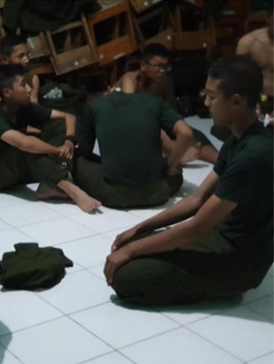 Di saat waktu istirahat, Bagas selalu berkumpul dengan teman-temannya dan tak lupa untuk selalu menjalankan ibadah. (Liputan6.com/IG/@arzetibi)