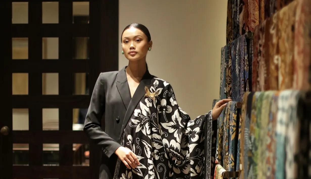  Fimela/ Batik: Iwan Tirta/ Makeup: Laura Mercier/ Hair: Shiseido Professional Indonesia/ Model: Mazzaya from Studio47)