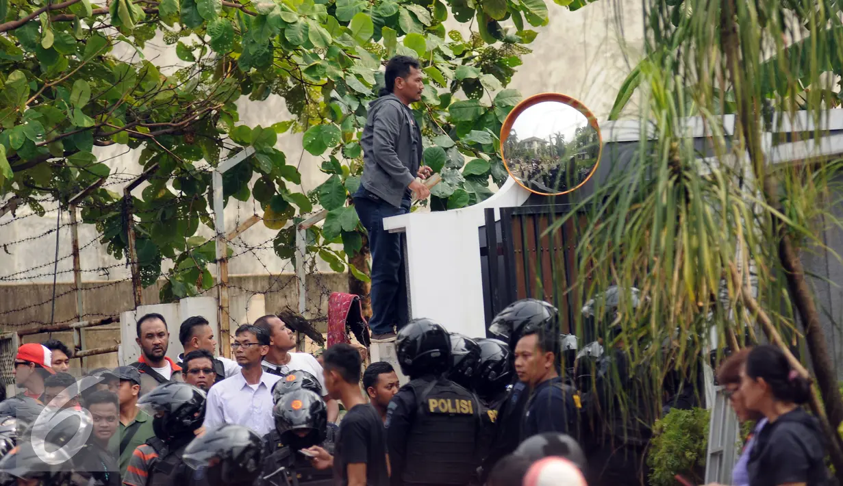 Petugas kepolisian melakukan pengintaian di lokasi perampokan disertai penyanderaan di Kawasan Pondok Indah, Jakarta, Minggu (3/9). Dua tersangka pelaku perampokan disertai penyanderaan dilumpuhkan polisi. (Liputan6.com/Helmi Fithriansyah)