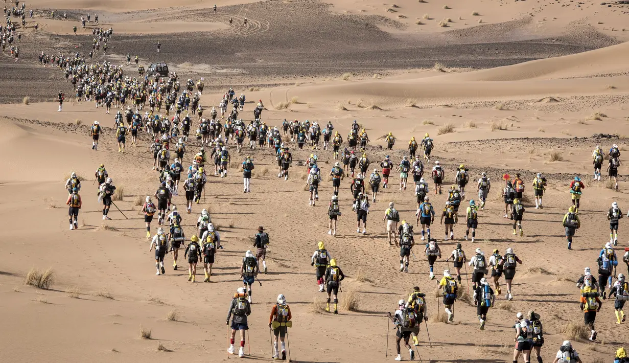 Para peserta mencoba tantangan dengan mengikuti kejuaraan Marathon des Sables ke-33 tahap kedua di Gurun Sahara, selatan Maroko, Senin (9/4). Marathon des Sables merupakan salah satu lomba lari paling ekstrim dan berat di dunia (JEAN-PHILIPPE KSIAZEK/AFP)