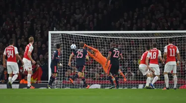 Kiper Arsenal, Petr Cech menghalau bola tendang gelandang Bayern Muenchen, Arturo Vidal pada pertandingan liga Champions di Emirates Stadium, London, Inggris  (20/10/15). Arsenal menang atas Muenchen dengan skor 2-0. (Reuters/Tony O'Brien)