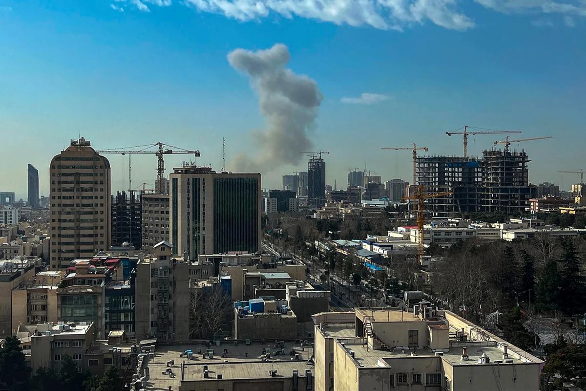 FOTO: Asap Hitam Membubung Usai Serangan Israel di Teheran Iran