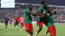 Kamerun akhirnya merebut peringkat ketiga usai menang babak tos-tosan dengan skor 5-3. Semua penendang Kamerun berhasil menunaikan tugasnya, sementara satu dari empat penendang Burkina Faso gagal, yakni Ibrahim Blati Toure. (AFP/Kenzo Tribouillard)