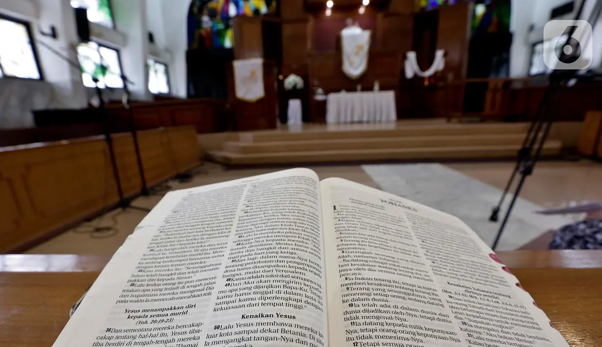 Suasana ibadah Misa Kenaikan Yesus Kristus di Gereja Protestan Indonesia Bagian Barat (GPIB) Effatha, Jakarta, Kamis, (21/5/2020). Di tengah wabah Covid-19, ibadah Misa Kenaikan Yesus di gereja tersebut ditiadakan dan diganti dengan menggunakan layanan "Streaming". (Liputan6.com/Johan Tallo)