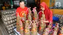 Pekerja menata kue Keranjang khas Imlek yang telah selesai diproduksi di Pabrik Kue Hoki di kawasan Sawangan, Depok, jawa Barat, Rabu (11/01/2023). Jelang perayaan tahun baru Imlek 2023 yang jatuh pada 22 Januari mendatang, permintaan kue keranjang meningkat sekitar 20 persen dibandingkan tahun lalu. (merdeka.com/Arie Basuki)