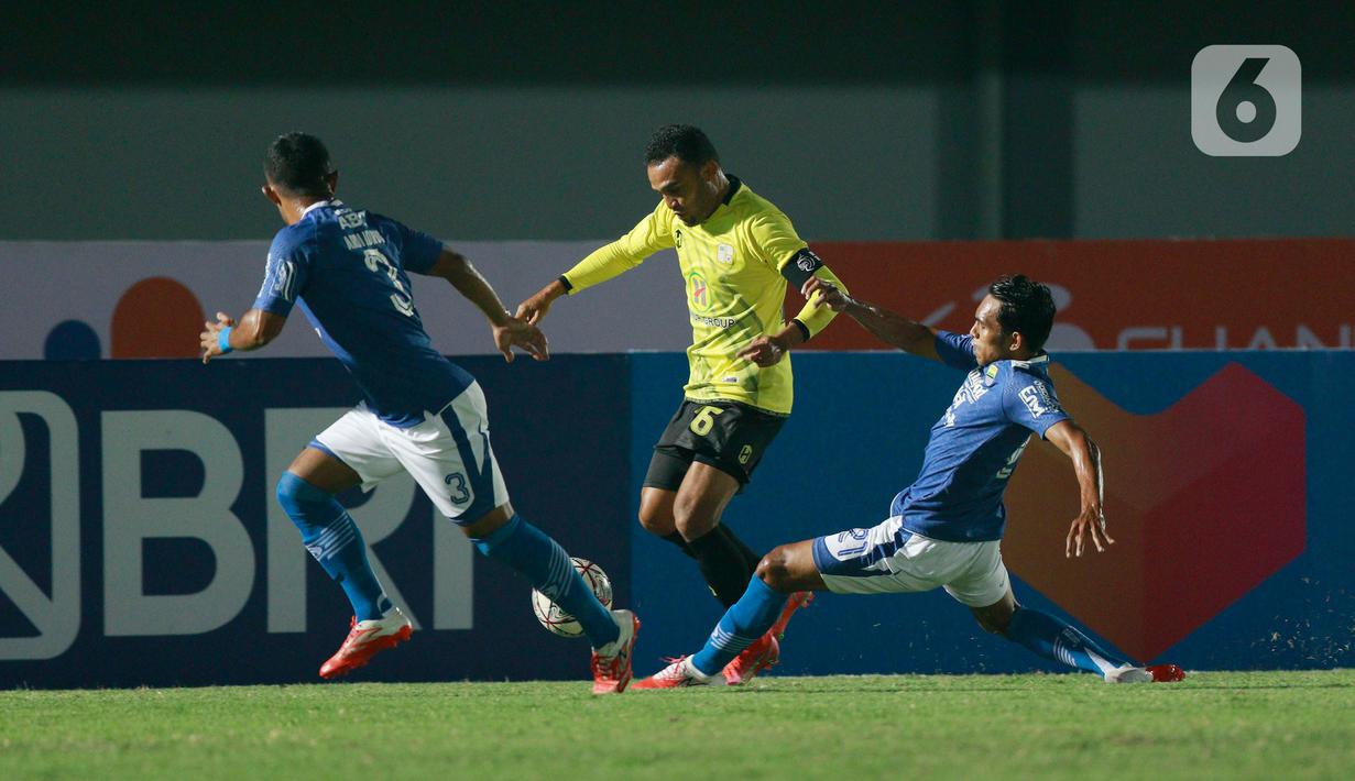 Pemain Barito Putera, Rizky Pora (tengah) berusaha melewati pemain Persib Bandung pada laga BRI Liga 1 di Stadion Indomilk Arena, Tangerang, Sabtu (4/9/2021). Persib Bandung menang tipis 1-0 lewat gol telat Marc Klok. (Bola.com/M Iqbal Ichsan)