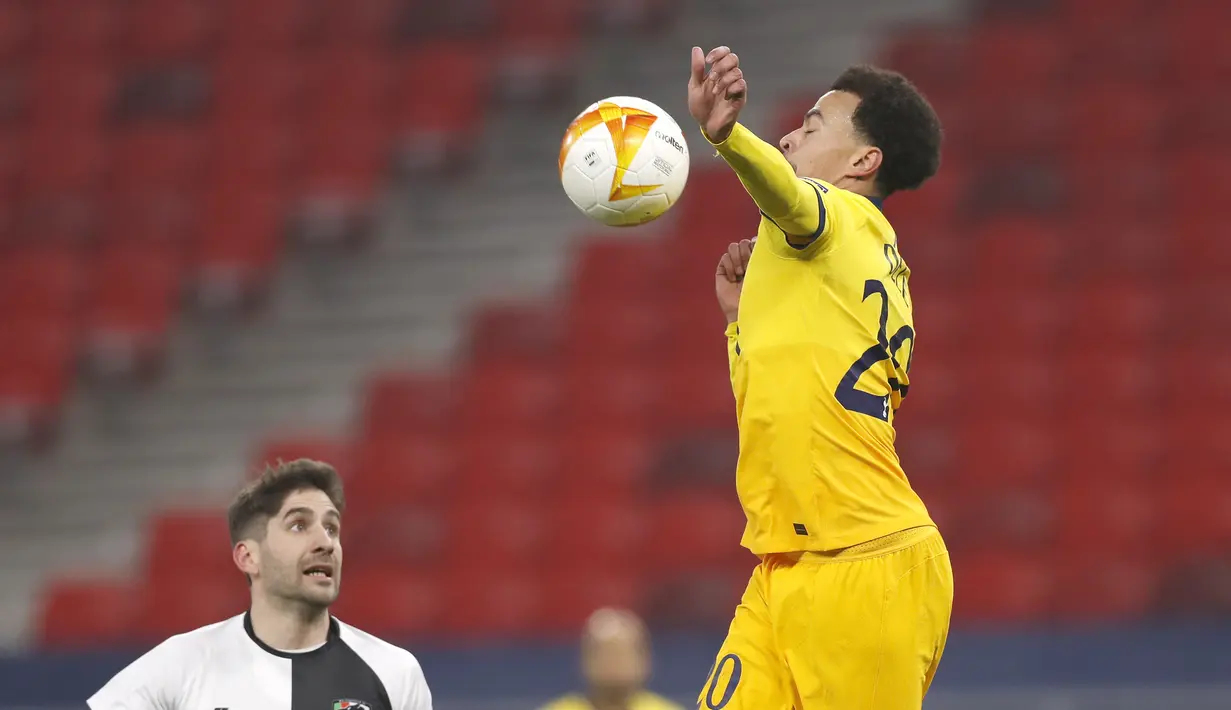 Gelandang Tottenham, Dele Alli mengontrol bola saat bertanding melawan Wolfsberger AC pada leg pertama babak 32 besar Liga Europa di stadion Puskas Arena, Hongaria, Jumat (19/2/2021). Kemenangan tandang ini membuat Tottenham menaruh satu kakinya di babak selanjutnya. (AP Photo/Laszlo Balogh)