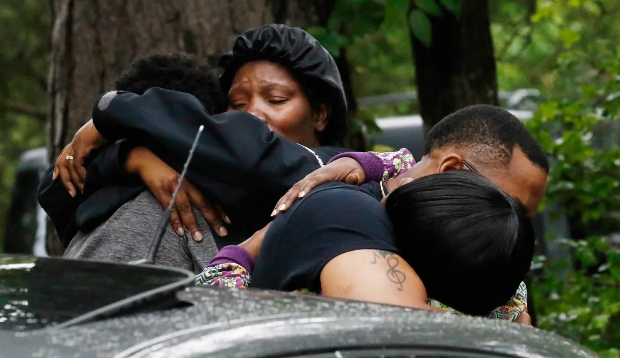 Keluarga korban yang ditembak hingga tewas oleh Willie Corey Godbolt di Mississippi, AS, Minggu (28/5). Amarah Willie memuncak akibat tetangga menelepon polisi ketika dirinya ribut dengan istri saat ingin membawa anak-anak mereka pulang. (AP Photo)