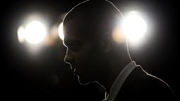 Siluet pemain klub NBA San Antonio Spurs, Tony Parker, saat hadir dalam jumpa pers "Tony Parker Academny" di Villeurbanne, Prancis, Selasa (22/9/2015). (AFP Photo/Jeff Pachoud)