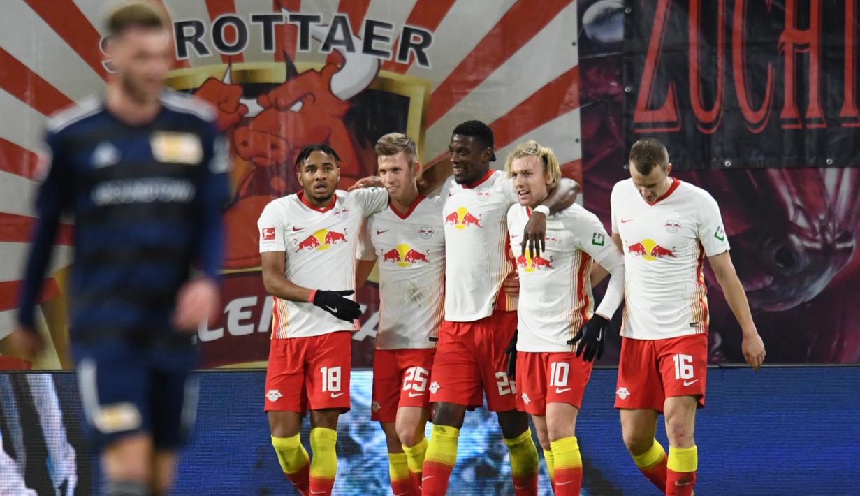 Pemain RB Leipzing merayakan gol yang dicetak Emil Forsberg ke gawang Union Berlin pada laga lanjutan Liga Jerman di Red Bull Arena Stadium, Kamis (21/1/2020) dini hari WIB. RB Leipzig menang tipis 1-0 atas Union Berlin. (AFP/Annegret Hilse/pool)