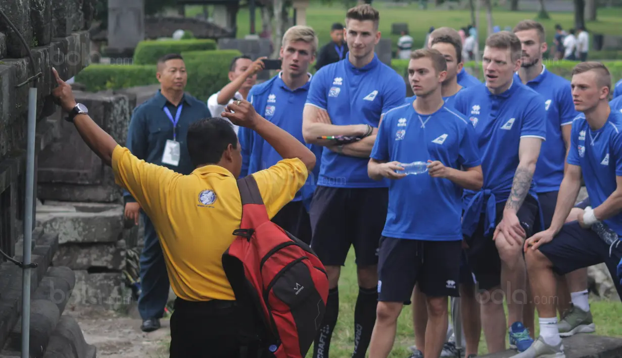 Para pemain Timnas Islandia mendengarkan penjelasan pramuwisata saat mengunjungi Candi Prambanan di pebatasan Jawa Tengah-Yogyakarta, Senin (8/1/2018). Timnas Islandia datang ke Indonesia untuk menjalani dua laga persahabatan. (Bola.com/Ronald Seger)