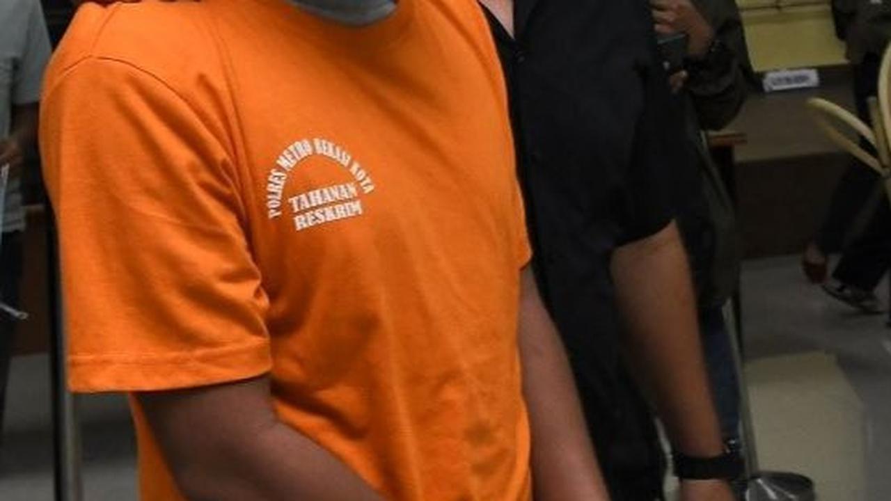 Kepolisian mengamankan tiga tersangka berinisial AD, EK, SH yang masing-masing bertugas sebagai supir serta kernek truk tangki terkiat kasus bensin campur air di SPBU 34.17106, Jalan Ir H Juanda, Bekasi Selatan. Foto: merdeka.com / Imam Buhori
