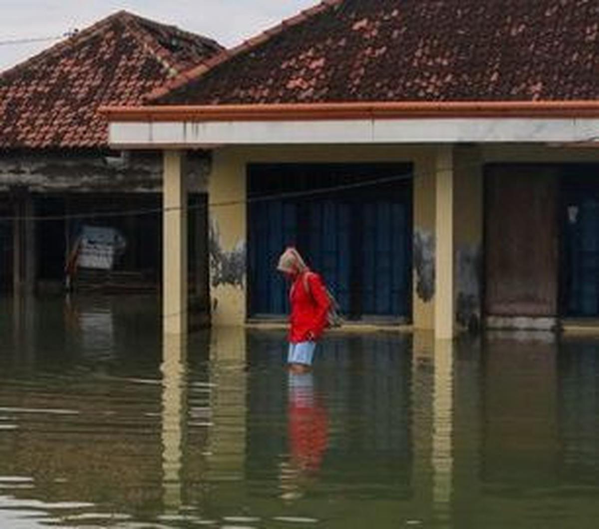Dia meminta kadernya di Demak untuk ambil bagian dalam upaya memberikan solusi bagi masyarakat yang terdampak bencana ekologi atau banjir rob tersebut.<br>