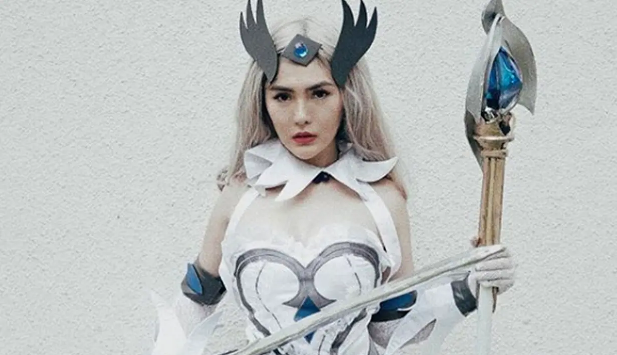 Artis sekaligus selebgram Angela Lee berpose dengan karakter cosplay. (Instagram/angelalee87)