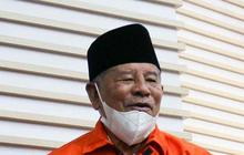 FOTO: Senyum Gubernur Maluku Utara Saat Ditahan KPK Terkait Suap Proyek Infrastruktur