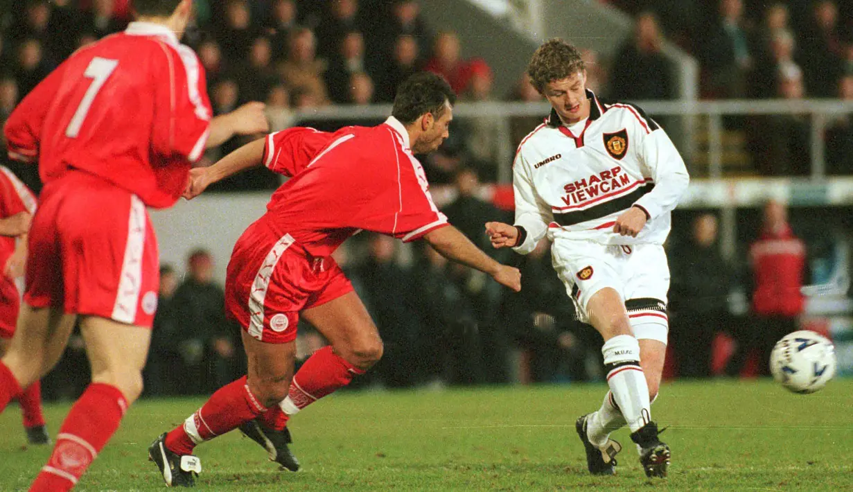 Ole Gunnar Solskjaer. Striker berusia 48 tahun yang pensiun di Manchester United Agustus 2007 ini bahkan mencetak 4 gol sebagai pemain pengganti. Pada pekan ke-24 Liga Inggris 1998/1999, (6/2/1999) ia mencetak 4 gol MU dalam kemenangan 8-1 atas tuan rumah Nottingham Forest. (AFP/PA/David Cheskin)